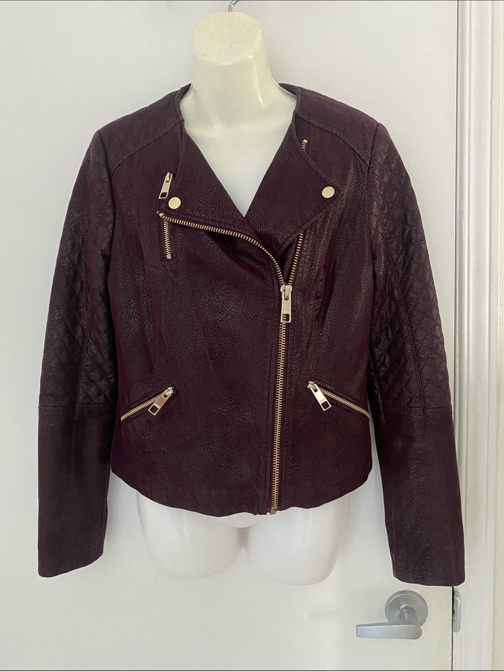Guess Quilted Sleeve Faux Leather Biker Jacket Burgundy w gold H/Ware Sze Medium